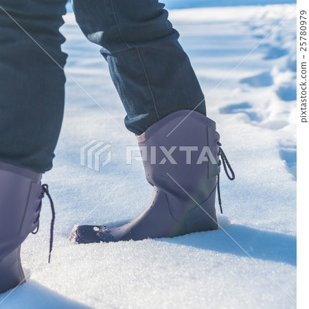 A woman on the snow 25780979