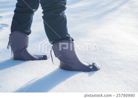 A woman on the snow 25780980