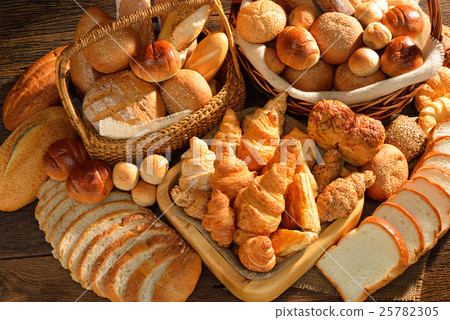 圖庫照片: variety of bread on old wooden background.