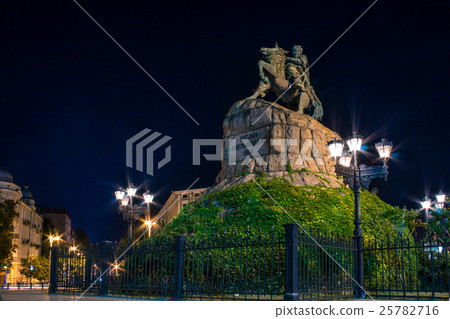 Night view to horseman monument to Khmelnitskiy 25782716