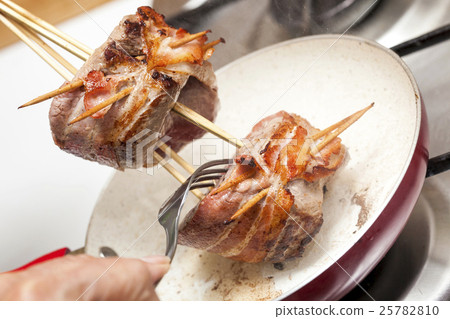 Searing and cooking beef tenderloin medallions 25782810