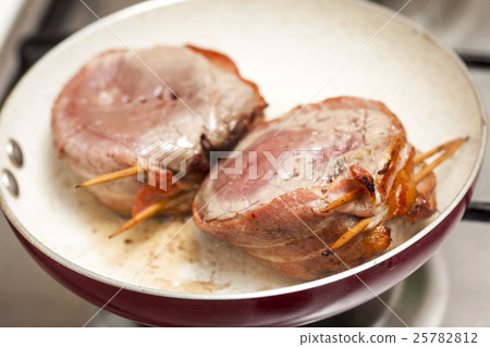 Searing and cooking beef tenderloin medallions 25782812