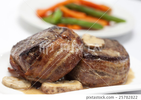 Filet Mignon served with vegetables 25782822