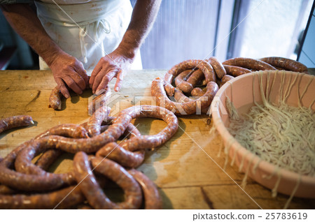 Unrecognizable man making sausages the traditional 25783619