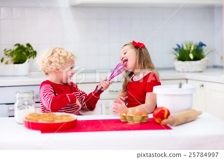 Kids baking apple pie 25784997