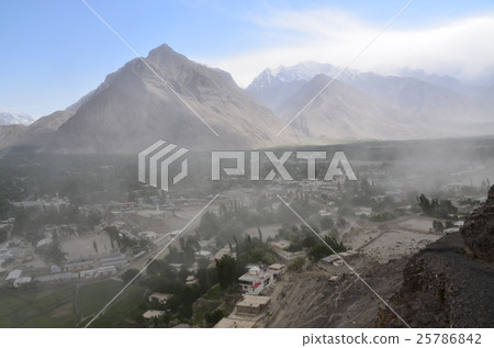 A beautiful mountain of Pakistan Sukarudu, the Indus River and the streets through the streets through the streets A beautiful mountain of Pakistan Sukarudu, the Indus River and the streets through the streets through the streets 25786842