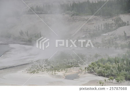 A mysterious scene crossing the beautiful mountains of Pakistan Sukarudu and the Indus River sandstorm 25787088