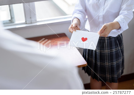 有一封情書的高中學生在坦白教室窗口 25787277