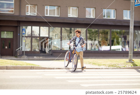 young man with fixed gear bicycle on crosswalk 25789624