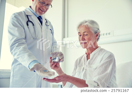 doctor giving medicine to senior woman at hospital 25791167