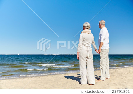 happy senior couple holding hands summer beach happy senior couple holding hands summer beach 25791801