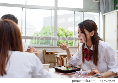 Girls studying deliciously eating lunch at departure time break 25792626