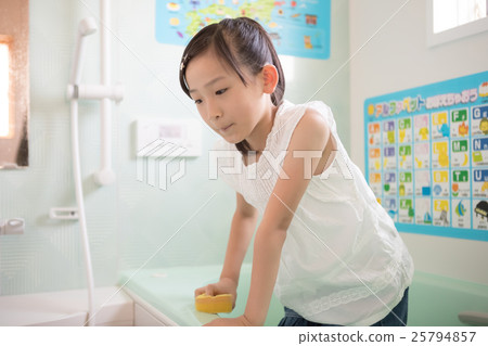 younger, cleaning bath, helper 25794857