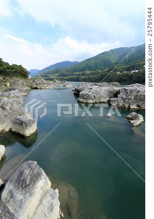 吉野川中盆地“美濃大道的德布基”（東海郡東三好町） 25795444