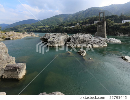 吉野川中盆地“美濃大道的德布基”(東海郡東三好町) 吉野川中盆地“美濃大道的德布基”(東海郡東三好町) 25795445