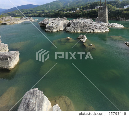 吉野川中盆地“美濃大道的德布基”（東海郡東三好町） 25795446