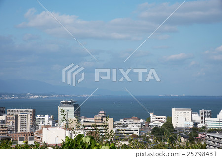 位於琵琶湖方向的名神高速公路景觀的大津服務區從上線看 位於琵琶湖方向的名神高速公路景觀的大津服務區從上線看 25798431