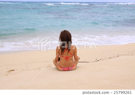 在海灘上冥想的女人 在海灘上冥想的女人 25799261