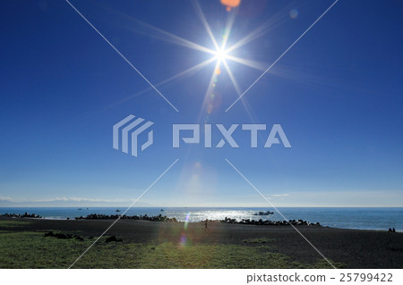 Brilliant sky and sea 25799422