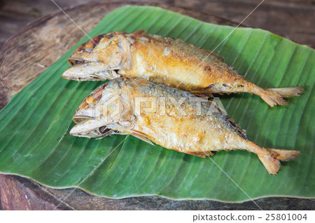 Fried fish on the banana leaf image 25801004