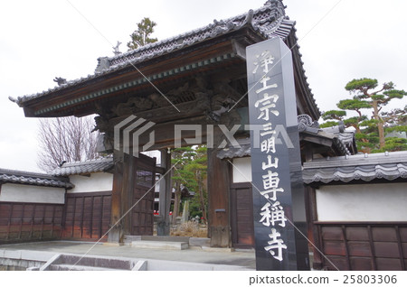 Shinshu Matsumoto寺廟寺廟門俯瞰橫須賀佛寺七幸運神寺Tatekawa河的山門和鍾樓是出色的 Shinshu Matsumoto寺廟寺廟門俯瞰橫須賀佛寺七幸運神寺Tatekawa河的山門和鍾樓是出色的 25803306