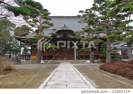 Shinshu Matsumoto's temples approaching the temple and the temple of the main hall of the Yodo Judo Buddhist temple Ginkaku Tamagawa Temple gate and the bell tower are splendid Shinshu Matsumoto's temples approaching the temple and the temple of the main hall of the Yodo Judo Buddhist temple Ginkaku Tamagawa Temple gate and the bell tower are splendid 25803314