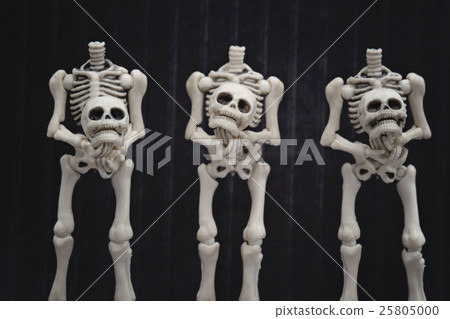 Three skeletons holding their own head Three skeletons holding their own head 25805000