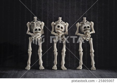 Three skeletons holding their own head Three skeletons holding their own head 25805007