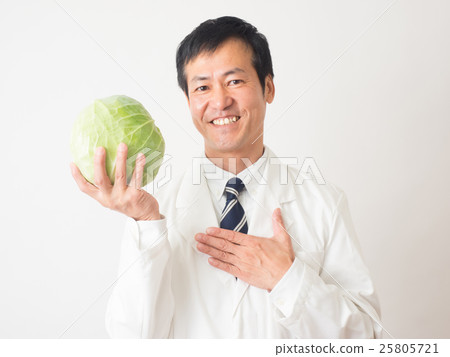 一個男人用捲心菜帶著微笑 一個男人用捲心菜帶著微笑 25805721