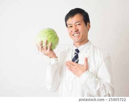 一個男人用捲心菜帶著微笑 25805722