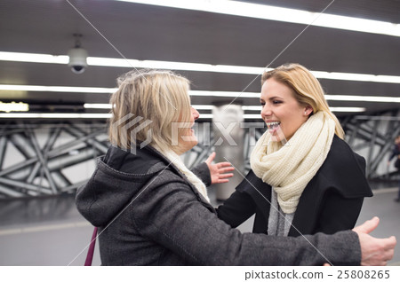 Senior couple standing at the underground platform 25808265