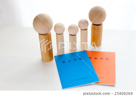 Pension book and doll family 25808268