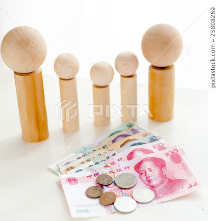 Chinese yuan and four dolls 25808269