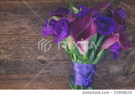 Calla lilly and eustoma flowers 25809029
