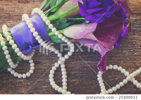 Calla lilly and eustoma flowers 25809031
