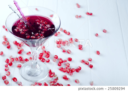 Pomegranate martini with pomegranate seeds Pomegranate martini with pomegranate seeds 25809294