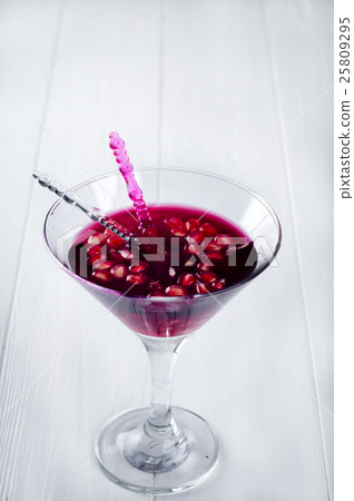 Pomegranate martini with  seeds in a glass 25809295