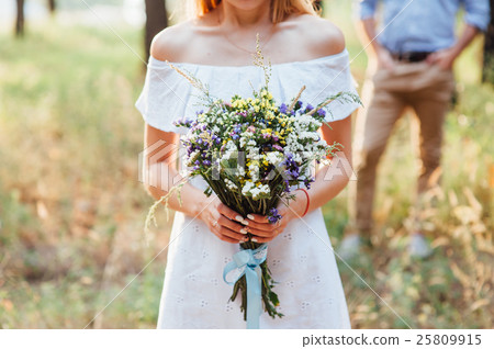 Beautiful bouquet of wild flowers 25809915