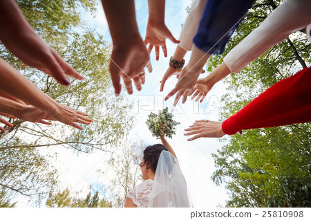hand bridesmaids drawn at the wedding bouquet 25810908