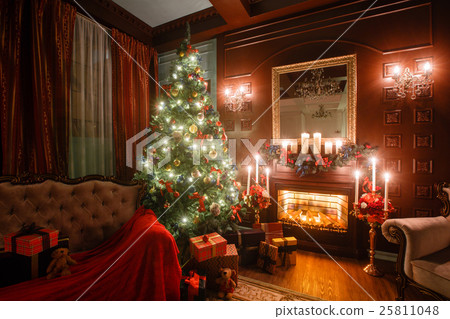 Christmas evening by candlelight. classic 25811048