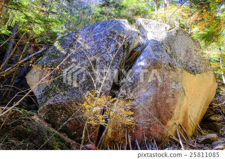 秋天桃太郎岩石 25811085