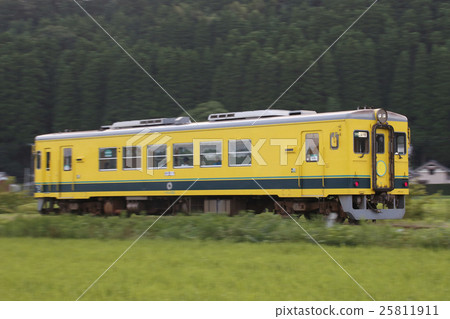 Isuimi Railway Kiha 350 type (follow shot) Isuimi Railway Kiha 350 type (follow shot) 25811911