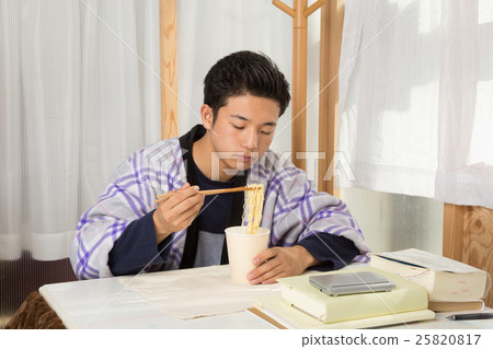 Men eating cup noodles Men eating cup noodles 25820817