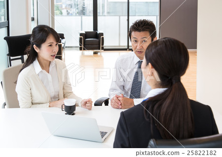 在公司招待會上諮詢的男/女夫婦 25822182