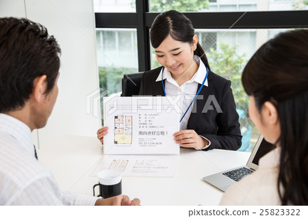 Female staff of real estate company introducing rental property 25823322