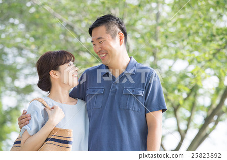 一對夫婦穿過陽光穿過太陽 25823892