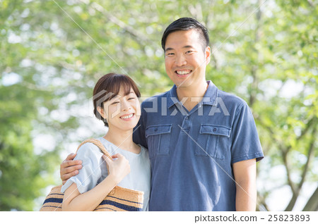 一對夫婦穿過陽光穿過太陽 一對夫婦穿過陽光穿過太陽 25823893