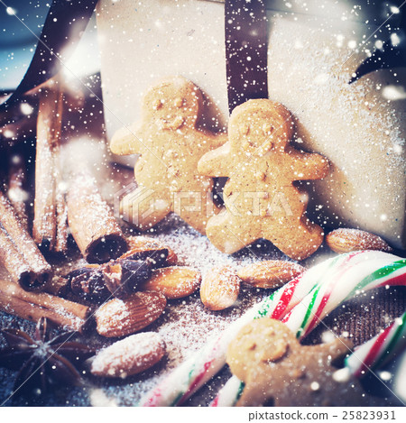 Christmas Gingerbread Men with Festive Spices 25823931