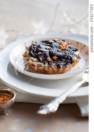Christmas Tartlet Decorated with Chocolate Christmas Tartlet Decorated with Chocolate 25827163