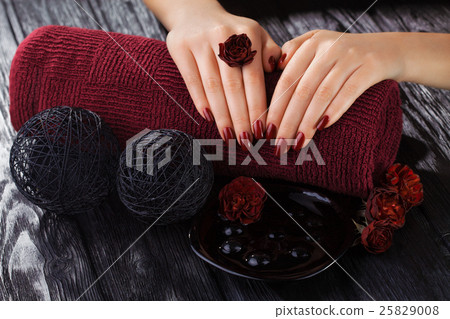 red manicure with rose flowers. spa 25829008